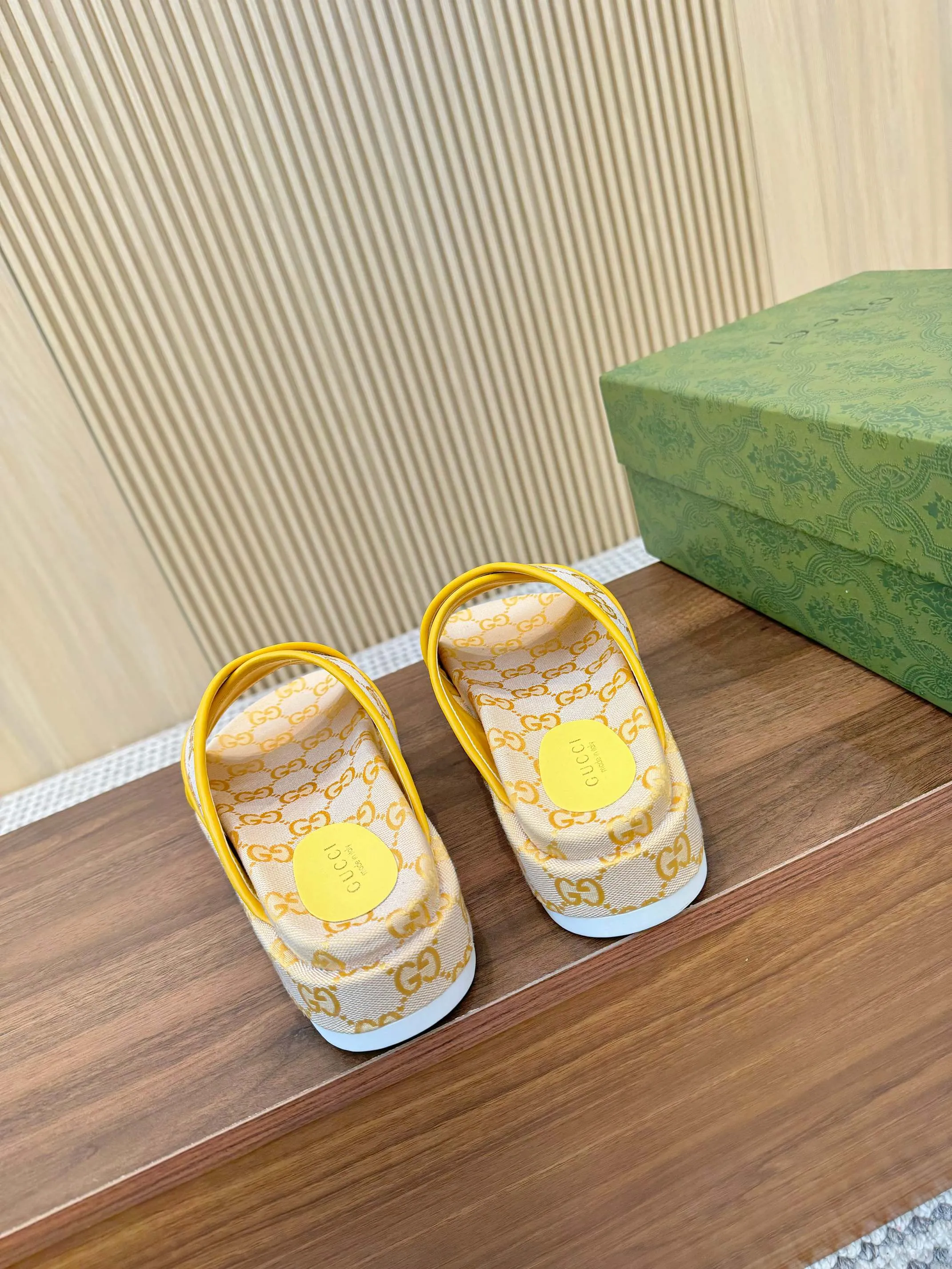 👟👟Ex-factory price 400👟👟 Shipped all year round, Gucci's latest limited edition thick-soled slippers. Top quality for sale. Purchase genuine product for development. The material and workmanship are consistent with the original. Upper: original special printing process. Lining: dyed sheepskin. Outsole: Italian private model outsole. Size: 35-43M standard size. 41, 42, 43 are also customized and cannot be returned. Sole thickness: 5.5cm. Forefoot 4cm.